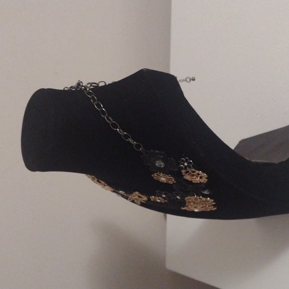 Charming Charlies black and gold tone metal floral necklace with rhinestones - Picture 5 of 11
